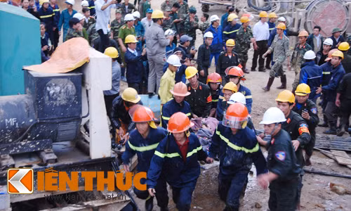 Các nạn nhân đang được đưa ra khỏi hầm thủy điện bị sập. Ảnh: Khắc Lịch