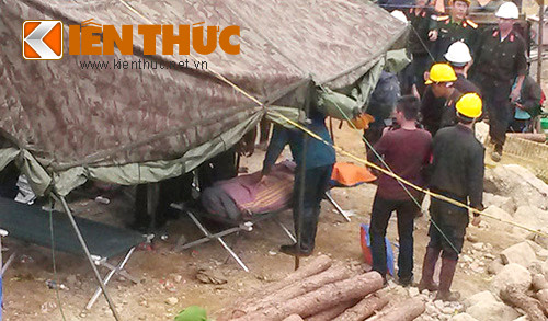 Các nạn nhân đang được ủ ấm trong lán.