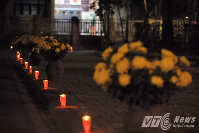 Đường vào nhà của Đại tướng lung linh trong nến và hoa.