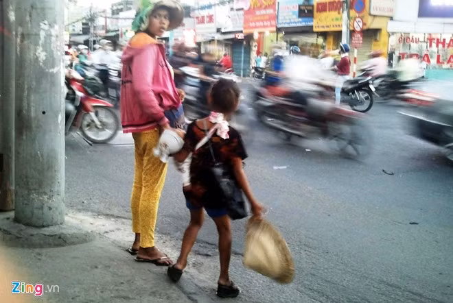Mỗi nhóm ăn xin thường có một phụ nữ, một trẻ em vài tuổi và một bé sơ sinh chỉ vài tháng tuổi. Người phụ nữ có nhiệm vụ ẵm bé sơ sinh ngồi giữa nắng mưa và kiểm soát bé lớn. Đứa trẻ mới vài tuổi này phải trực tiếp ra đường, len lỏi vào dòng xe cộ ở các giao lộ xin tiền về "cống nộp".