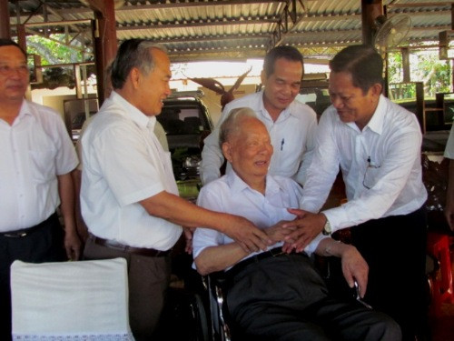 Nguyên Thủ tướng Võ Văn Kiệt nhận xét: "Công bằng mà đánh giá, cũng không có nhiều tướng lĩnh như anh Lê Đức Anh. Với ngần ấy công sức, tâm lực, cống hiến cho đất nước và dân tộc, anh xứng đáng được trân trọng". Ảnh: Đại tướng Lê Đức Anh ghé thăm thị xã Bình Long (tỉnh Bình Phước) nhân chuyến thăm lại chiến trường xưa tại tỉnh này ngày 8/5/2012.