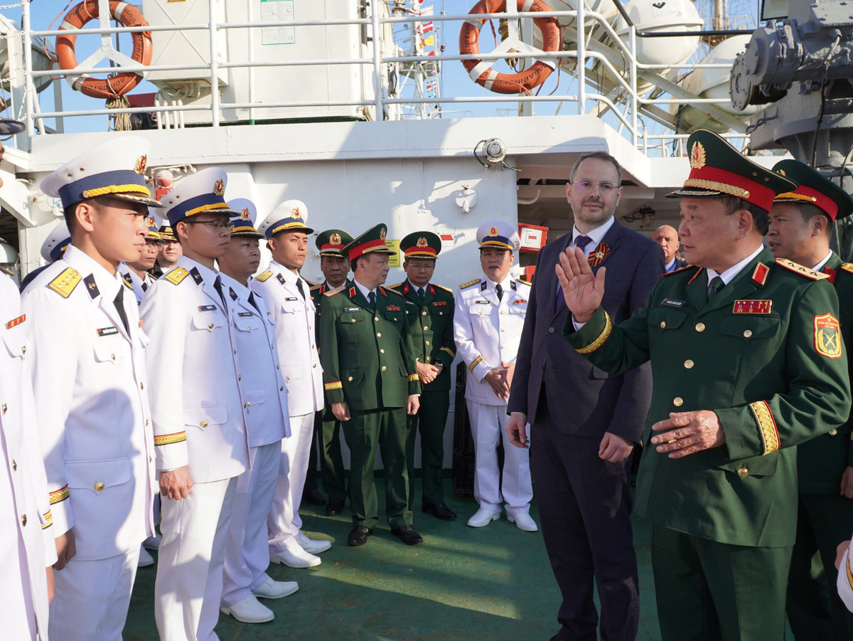 Nga ban giao tau nghien cuu khoa hoc 