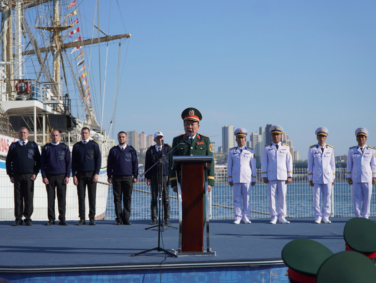 Nga ban giao tau nghien cuu khoa hoc 