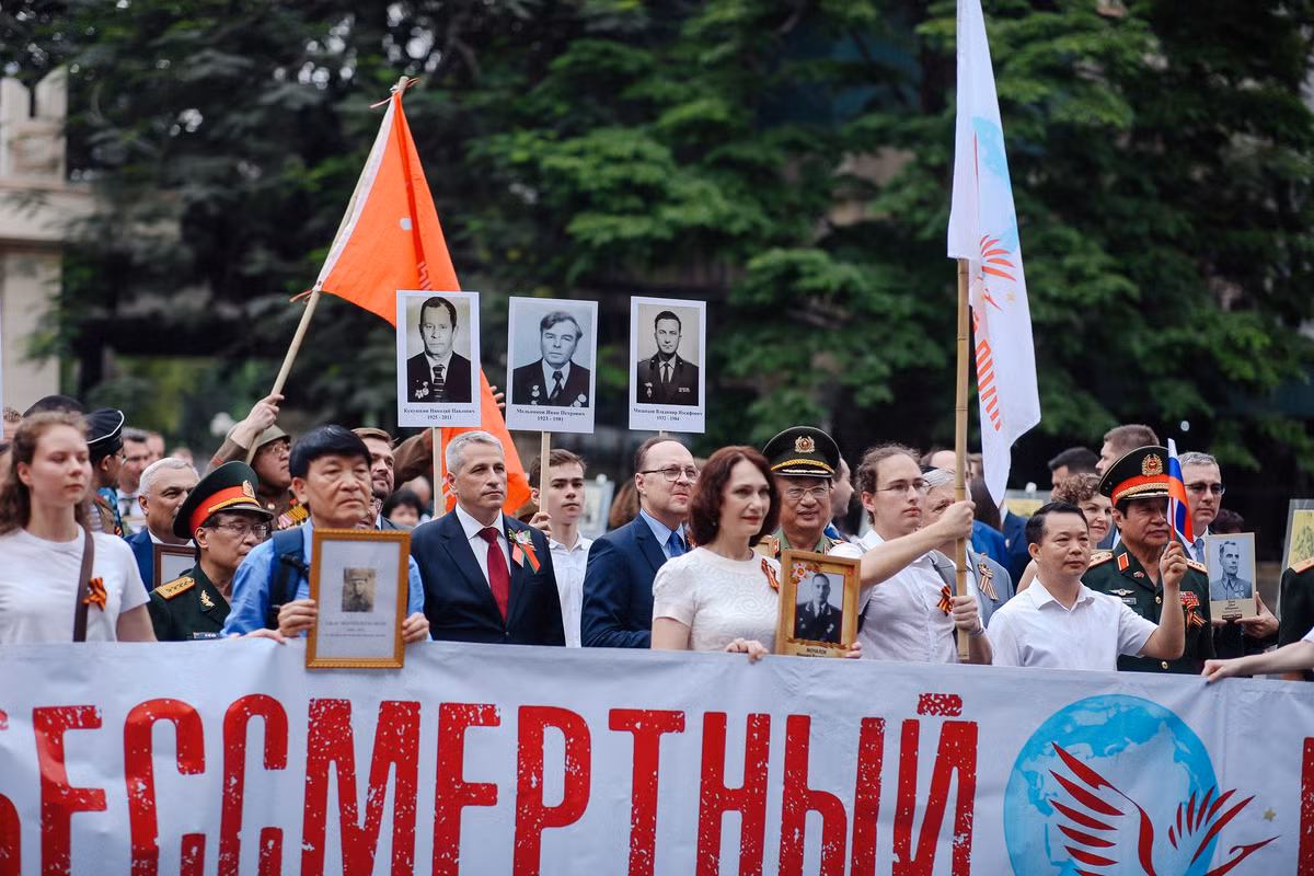 Dieu hanh “Binh doan bat tu”, Viet Nam - Nga cung tri an cac Anh hung liet sy-Hinh-3