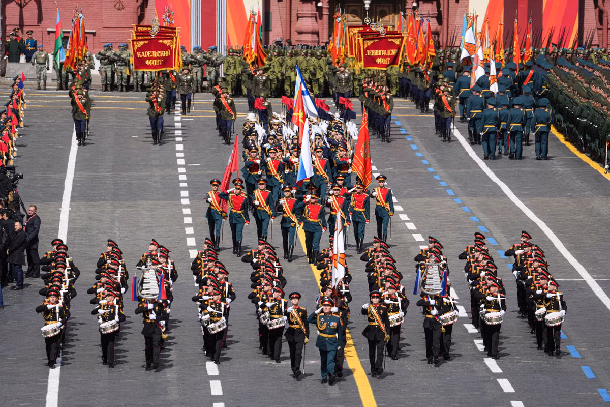 Đây là lần đầu tiên Việt Nam cử lực lượng tham gia Lễ duyệt binh trên Quảng trường Đỏ. Cùng với các quân đội các nước bạn, đội hình khối của đoàn Quân đội nhân dân Việt Nam đã thể hiện hình ảnh một khối đi thống nhất, oai nghiêm, hùng mạnh, hoàn thành xuất sắc nhiệm vụ tham gia Lễ duyệt binh trên Quảng trường Đỏ. Ảnh: RIA Novosti