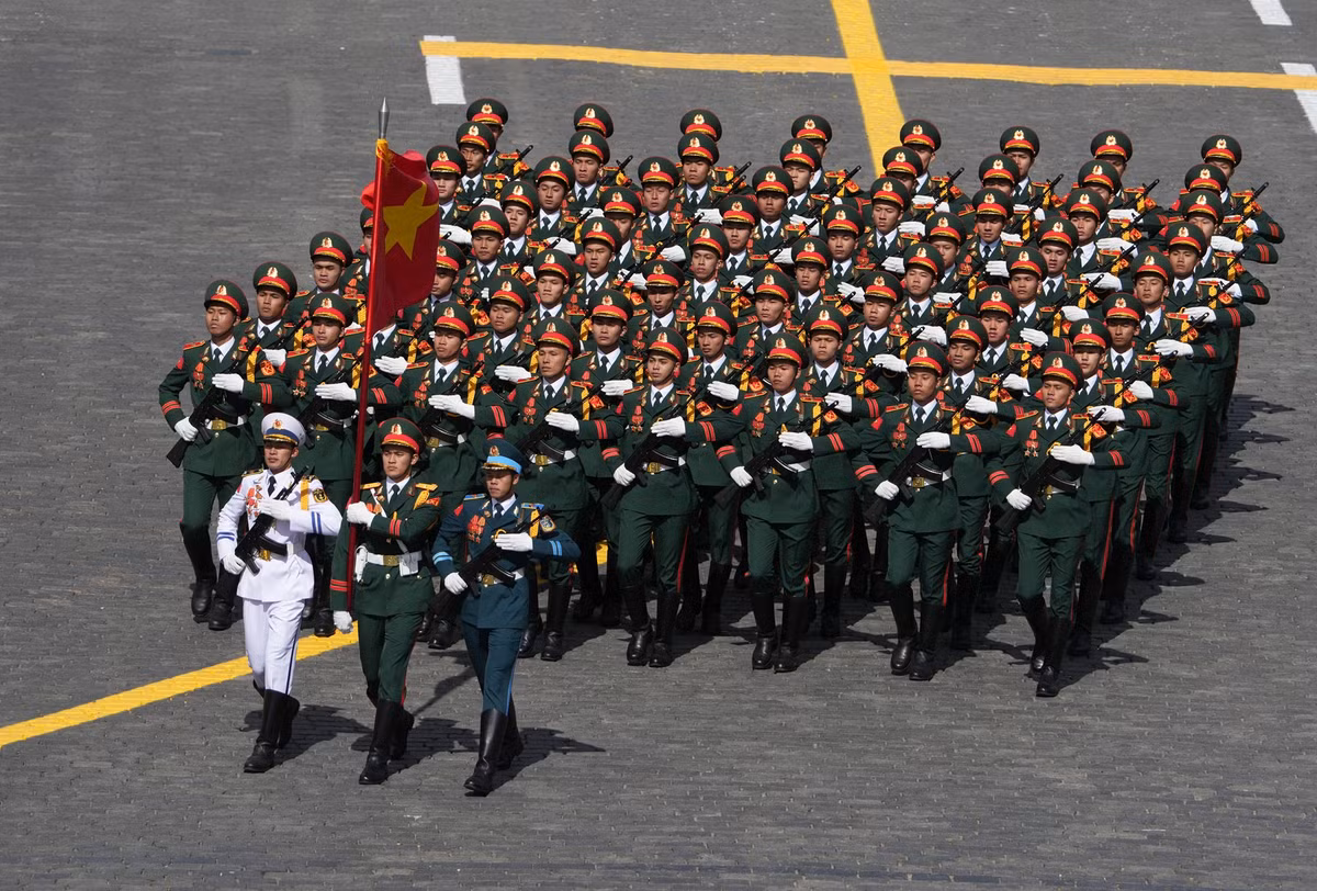 Hình ảnh đoàn Quân đội nhân dân Việt Nam tại Lễ duyệt binh trên Quảng trường Đỏ sau khi đi ra khu vực lễ đài. Ảnh: RIA Novosti