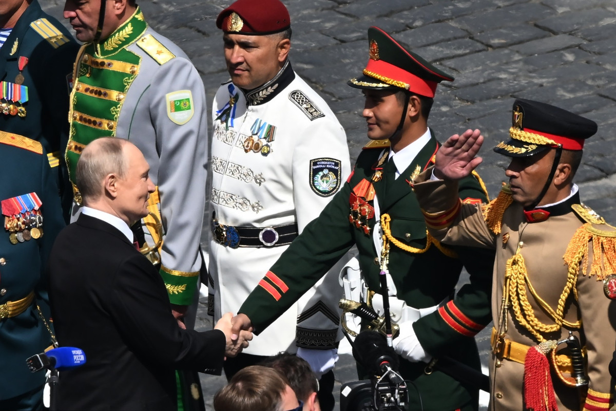 Tổng thống Nga Vladimir Putin chúc mừng trưởng các khối sau khi lễ duyệt binh kết thúc. Thứ 2 từ phải qua là trưởng khối đoàn Quân đội nhân dân Việt Nam Trung tá Phạm Khắc Giang. Ảnh: RIA Novosti