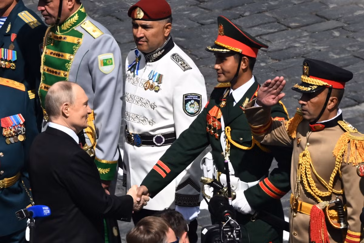 Tổng thống Nga Vladimir Putin chúc mừng trưởng các khối sau khi lễ duyệt binh kết thúc. Thứ 2 từ phải qua là trưởng khối đoàn Quân đội nhân dân Việt Nam Trung tá Phạm Khắc Giang. Ảnh: RIA Novosti