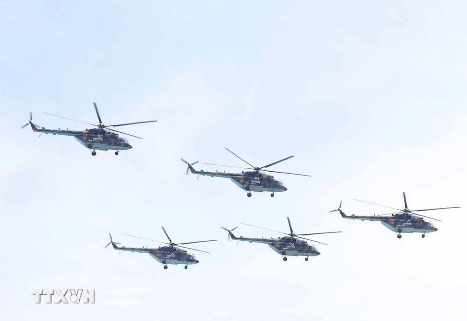 Lực lượng Không quân Kazakhstan trình diễn tại lễ duyệt binh. Ảnh: TTXVN