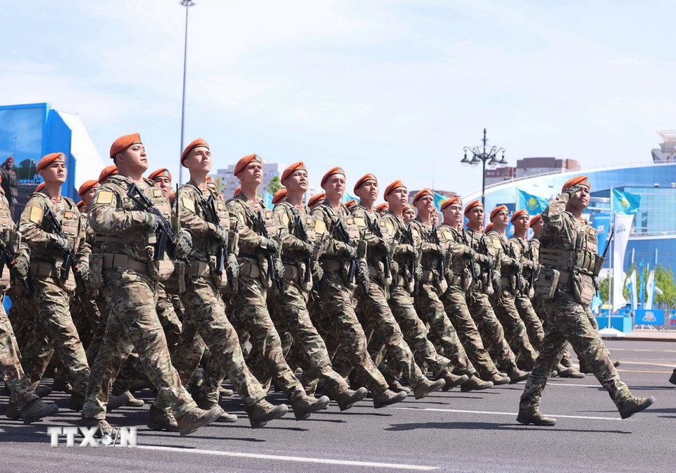 Các lực lượng vũ trang Kazakhstan duyệt binh tại buổi lễ. Ảnh: TTXVN