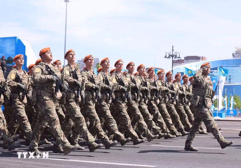 Các lực lượng vũ trang Kazakhstan duyệt binh tại buổi lễ. Ảnh: TTXVN