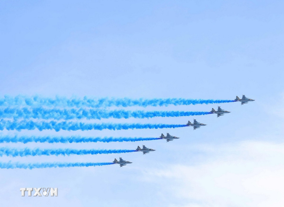Lực lượng Không quân Kazakhstan trình diễn tại lễ duyệt binh. Ảnh: TTXVN