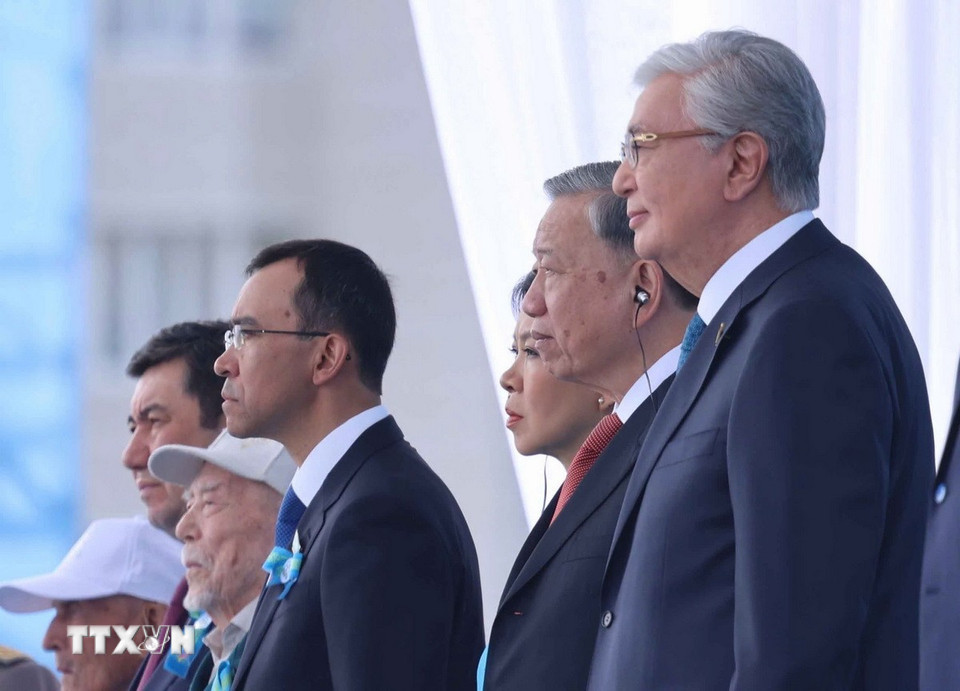  Tổng Bí thư Tô Lâm và Tổng thống Kazakhstan Kassym-Jomart Tokayev tham dự buổi lễ duyệt binh kỷ niệm 80 năm Ngày Chiến thắng phát xít 9/5. Ảnh: TTXVN