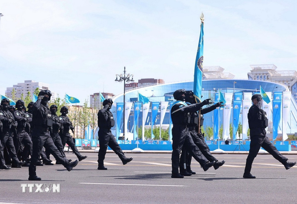Các lực lượng vũ trang Kazakhstan duyệt binh tại buổi lễ. Ảnh: TTXVN