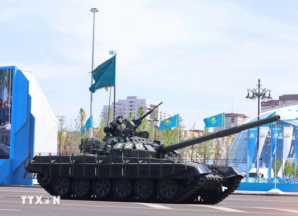 Lực lượng vũ trang Kazakhstan trình diễn các phương tiện, khí tài quân sự tại buổi lễ. Ảnh: TTXVN