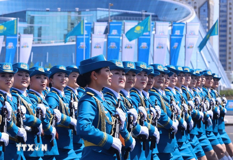 Các lực lượng vũ trang Kazakhstan duyệt binh tại buổi lễ. Ảnh: TTXVN