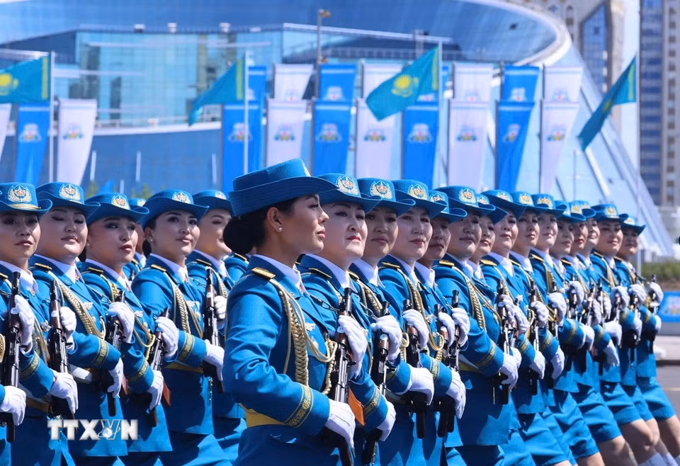 Các lực lượng vũ trang Kazakhstan duyệt binh tại buổi lễ. Ảnh: TTXVN