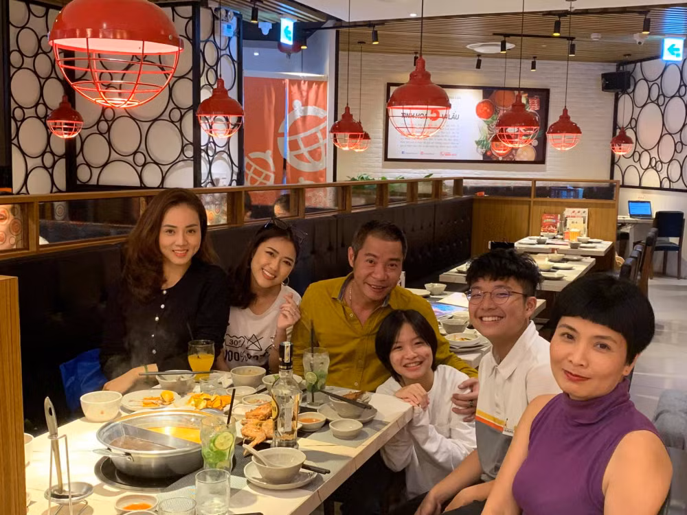 NSUT Cong Ly cung ban gai va vo cu to chuc sinh nhat cho con gai