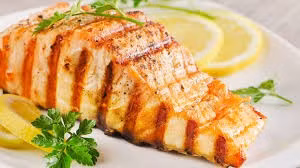 Cá: Hiệp hội Tim mạch Hoa Kì và Hiệp hội Tiểu đường Hoa Kì có lời khuyên rằng nên ăn cá ít nhất hai lần một tuần. Bởi vì thực phẩm lành mạnh này cung cấp protein chất lượng cao và chứa chất béo omega-3 lành mạnh, hàm lượng Photpho cũng thấp hơn các loại hải sản khác. Omega-3 có trong cá cũng giúp giảm bớt trầm cảm, lo lắng và suy giảm nhận thức ở người. Omega-3 cao nhất trong các loại cá ngừ, cá trích, cá hồi và cá thu.