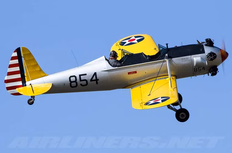 Có lẽ nhờ tốc độ bay chậm nên khi rơi, máy bay còn khá nguyên vẹn và phi công – ngôi sao điện ảnh Harrison Ford mới có thể thoát chết.