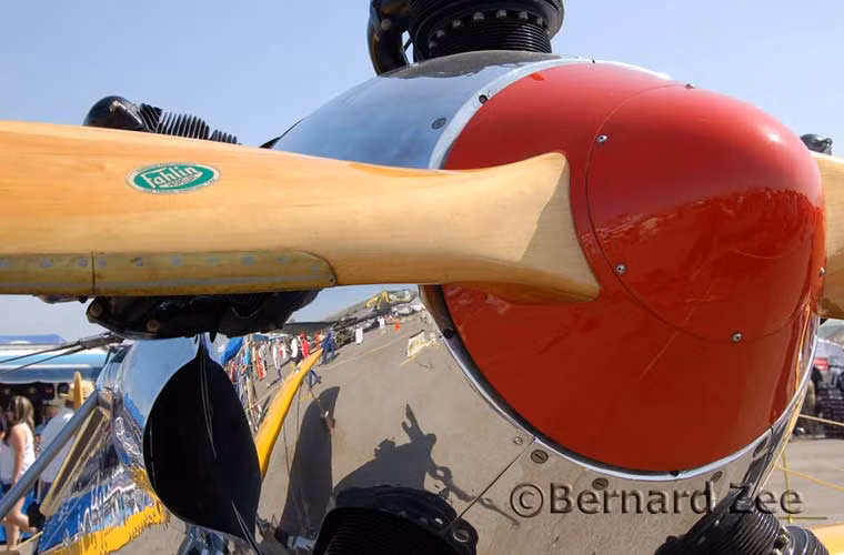 Chiếc máy bay quân sự này được trang bị một động cơ Kinner R-540 công suất 160 mã lực với cánh quạt 2 lá.