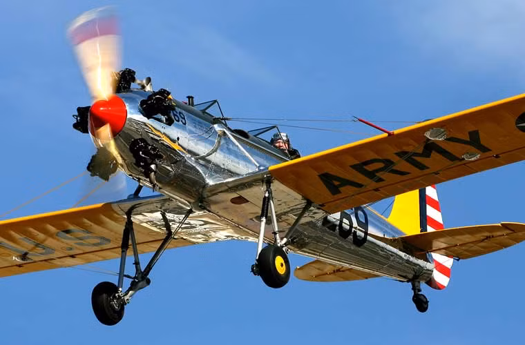 Loại máy bay mà Harrison Ford lái khi gặp nạn là thiết kế máy bay huấn luyện PT-22 Recruit do công ty hàng không Ryan sản xuất từ những năm 1940, tổng số 1.048 chiếc được chế tạo. Đây từng là loại máy bay huấn luyện chủ lực của Không quân Mỹ trong nhiều năm. Hiện nay, chỉ còn một số ít chiếc PT-22 còn hoạt động trên thế giới, chủ yếu thuộc sở hữu tư nhận mà Harrison Ford là một ví dụ.