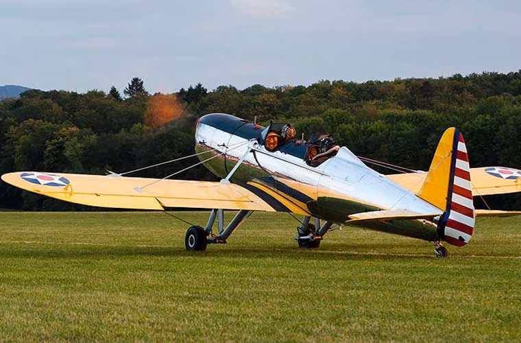 Chiếc máy bay mang đậm nét công nghệ những năm 1940, thậm chí, còn có những chiếc dây đai cố định cánh vào thân máy bay.