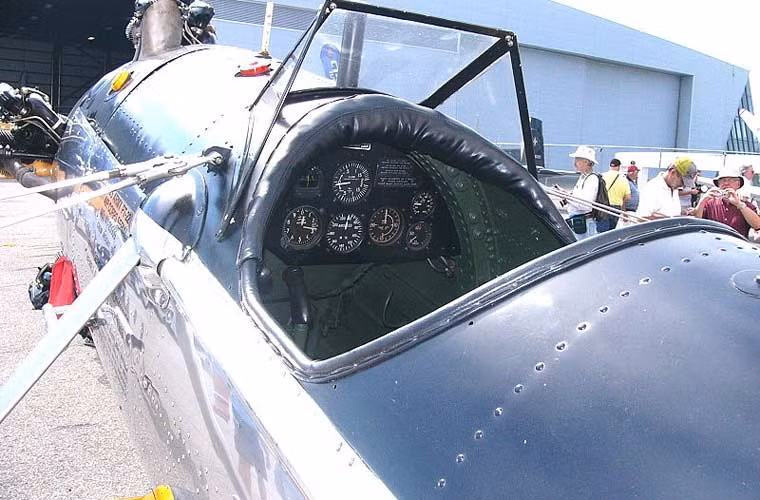 Cận cảnh bảng điều khiển đơn giản với một vài đồng hồ trên chiếc PT-22.