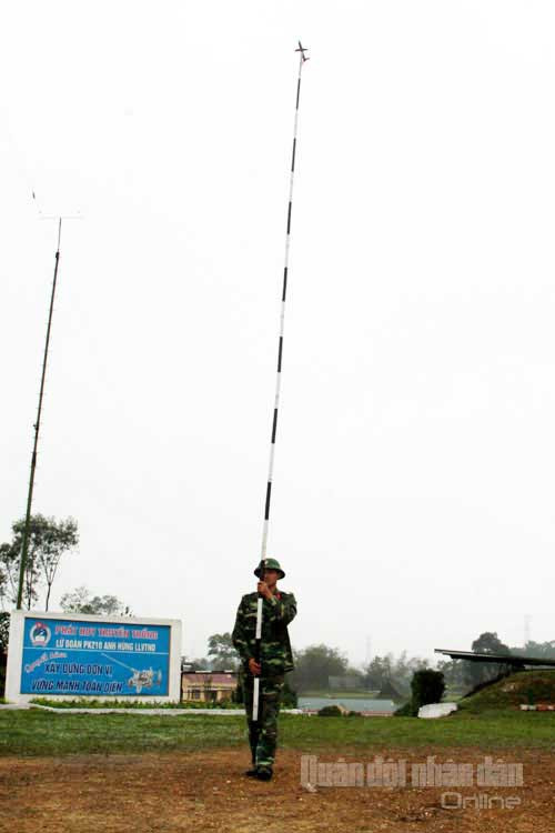 Bức ảnh quân sự Việt Nam đặc biệt ấn tượng – mô hình học cụ độc đáo trong huấn luyện pháo phòng không – sào gắn mục tiêu.