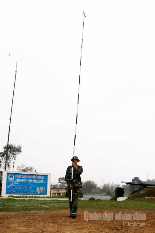 Bức ảnh quân sự Việt Nam đặc biệt ấn tượng – mô hình học cụ độc đáo trong huấn luyện pháo phòng không – sào gắn mục tiêu.