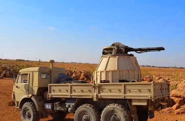 Vũ khí tự chế độc đáo của lực lượng vũ trang Libya – sau khi chính quyền Tổng thống Gaddafi sụp đổ, kho vũ khí nước này gần như bị hủy hoại hoàn toàn. Những gì còn lại, quân đội quốc gia mới phải tự chế để sử dụng, và vũ khí trong ảnh là ví dụ điển hình. Theo đó, binh lính quân đội mới độ tháp pháo AK-230 trên tàu chiến lắp lên xe tải hạng nhẹ để sử dụng.