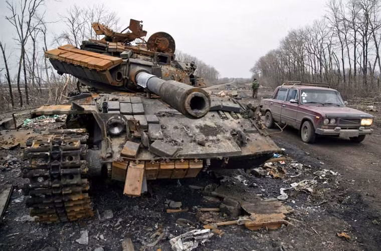 Xe tăng T-64 của Quân đội Ukraine bị ly khai miền đông phá hủy tan tành, ảnh chụp bên ngoài thành phố Chornukhyne hôm 2/3.