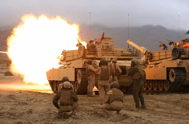 Xe tăng chiến đấu chủ lực M1 Abram của Lính thủy Đánh bộ Mỹ nã pháo 120mm trong cuộc huấn luyện ở California. Liều phóng đẩy viên đạn đi tạo ra quầng lửa khổng lồ trước đầu nòng pháo như vua tăng đang phun lửa.