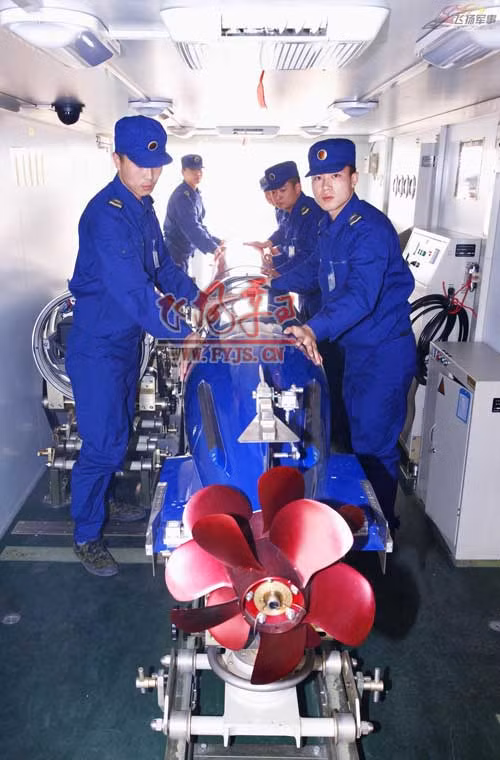 Truyền thông Trung Quốc đăng tải bức ảnh rõ nét nhất về ngư lôi hạng nặng chuyên chống tàu ngầm Yu-3 thường trang bị trên các tàu ngầm của hải quân nước này. Yu-3 có tầm bắn 13km, xuyên sâu xuống mặt nước tối đa 400m.