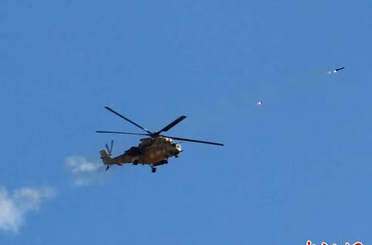 Trực thăng vũ trang hạng nặng Mi-35 của Quân đội Iraq nã đạn rocket tấn công mục tiêu quân IS ở thành phố Tikrit.