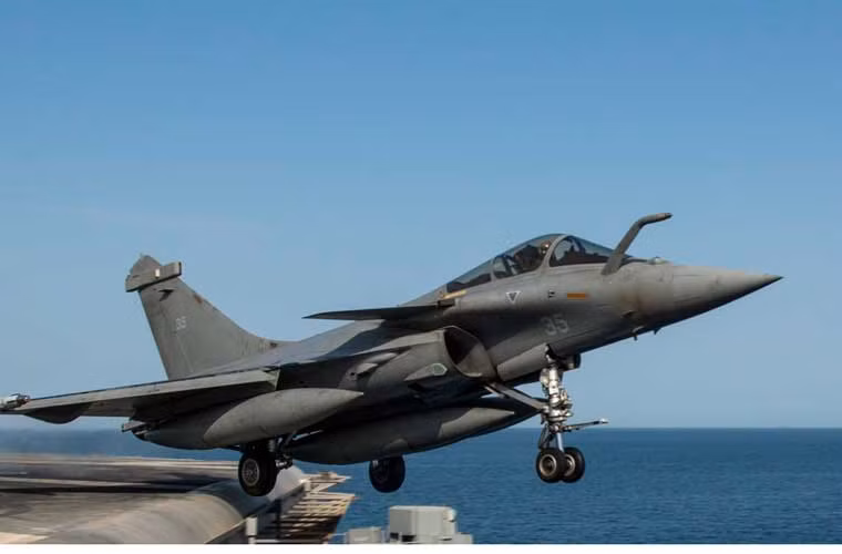 Tiêm kích hạm Rafale của Phi đội 11F Hải quân Pháp rời boong tàu sân bay hạt nhân USS Carl Vinson (CVN 70) trong cuộc tập trận trên vùng biển Ả Rập, ngày 3/3/2015.
