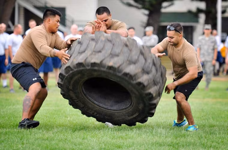 Các thủy thủ Bộ tư lệnh Công binh Hải quân đang vần chiếc lốp “khủng” trong cuộc thi tại căn cứ Trân Châu Cảng, ngày 4/3/2015.