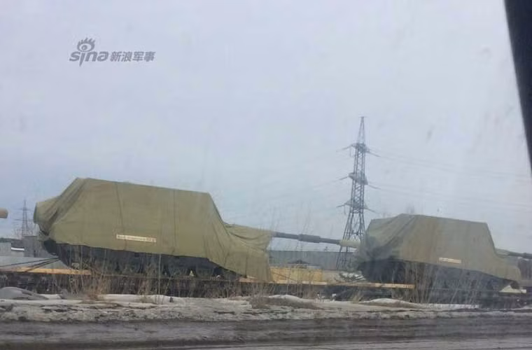 Tuy không đẹp, nhưng đây có lẽ bức ảnh vũ khí ấn tượng nhất tuần qua – đoàn tàu chở theo khẩu pháo tự hành lạ được cho là mẫu 2S35 Koalitsija-SV mới nhất dành cho Quân đội Nga đang trong hành trình tới Moscow tham gia diễn tập duyệt binh kỷ niệm Ngày Chiến thắng 9/5.