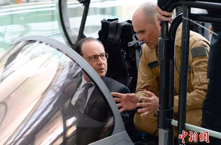Tổng thống Pháp Francis Hollander ngồi trên buồng lái tiêm kích đa năng Dassaut Rafale đang được chế tạo. Đây là tiêm kích đa năng hiện đại hàng đầu thế giới, là niềm tự hào của công nghiệp quốc phòng Pháp, nhưng đáng tiếc tới nay vì giá quá cao khiến chúng không có nhiều khách hàng.