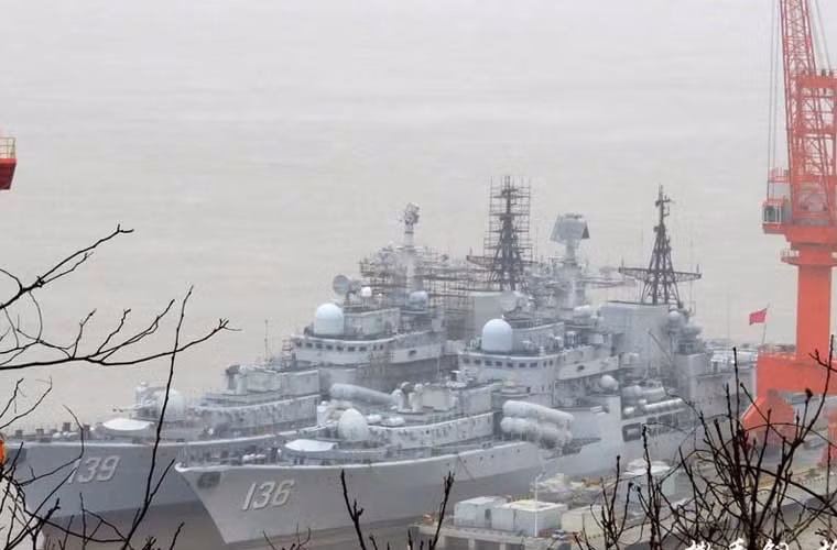 Mạng Trung Quốc tuần qua cũng lộ hình ảnh cho thấy dường như Hải quân Trung Quốc đang tự thực hiện việc nâng cấp ít nhất 2 tàu khu trục tên lửa đa năng Project 956 Sovermenny do Nga đóng. Quan sát các bức ảnh cho thấy dường như việc nâng cấp tập trung ở hệ thống radar khi thượng tầng tàu 139 được bao quanh bởi các giàn giáo.