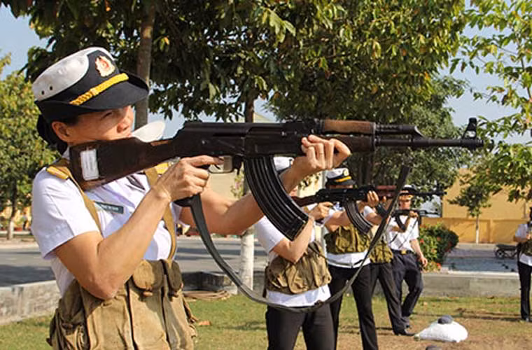 Nữ sĩ quan Lữ đoàn 125 Hải quân Nhân dân Việt Nam huấn luyện bắn súng trường tiến công AK.