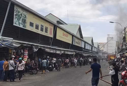 Lửa cháy ngùn ngụt nhà 5 tầng gần chợ hóa chất lớn nhất Sài Gòn - Hình 5 Lua chay ngun ngut nha 5 tang gan cho hoa chat lon nhat Sai Gon-Hinh-5