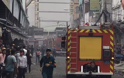 Lửa cháy ngùn ngụt nhà 5 tầng gần chợ hóa chất lớn nhất Sài Gòn - Hình 2 Lua chay ngun ngut nha 5 tang gan cho hoa chat lon nhat Sai Gon-Hinh-2