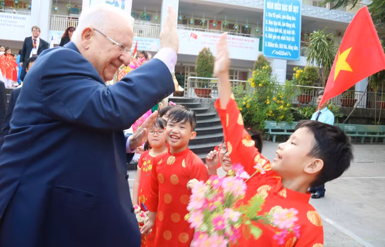 Tổng thống Israel chào các em học sinh.