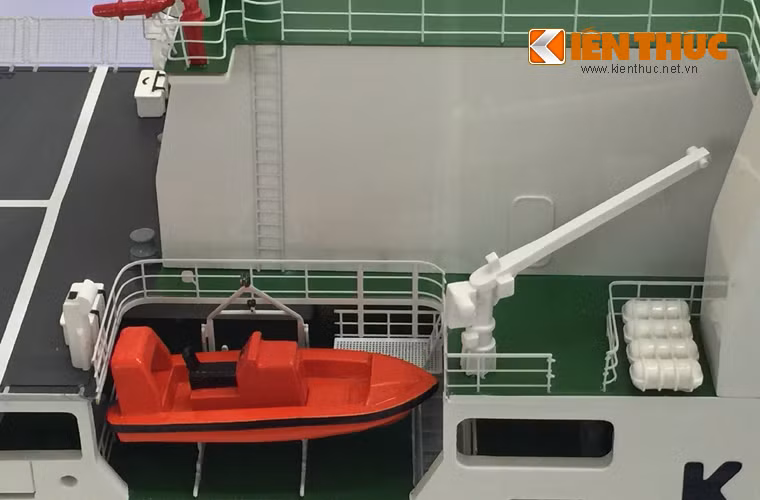 Ở hai bên hông nhà chứa máy bay được bố trí cần cẩu nhỏ để cẩu hàng hóa và hỗ trợ đưa xuồng máy cao tốc phục vụ tuần tra cự li gần, kiểm tra phương tiện sai phạm…