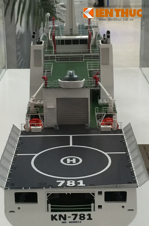 Cận cảnh sân đỗ trực thăng và nhà chứa máy bay ở đuôi tàu.