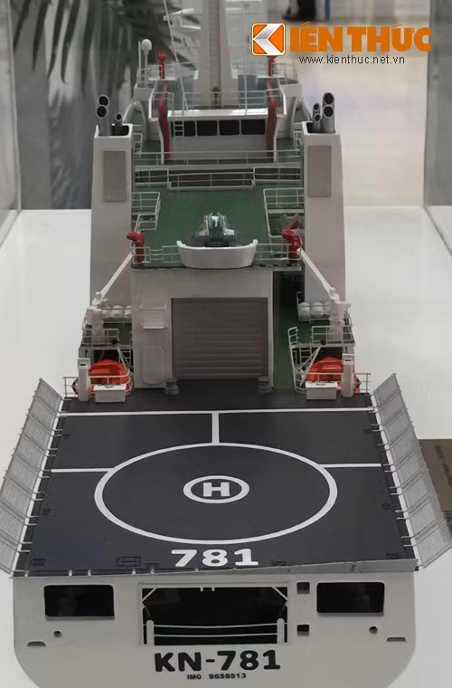 Cận cảnh sân đỗ trực thăng và nhà chứa máy bay ở đuôi tàu.