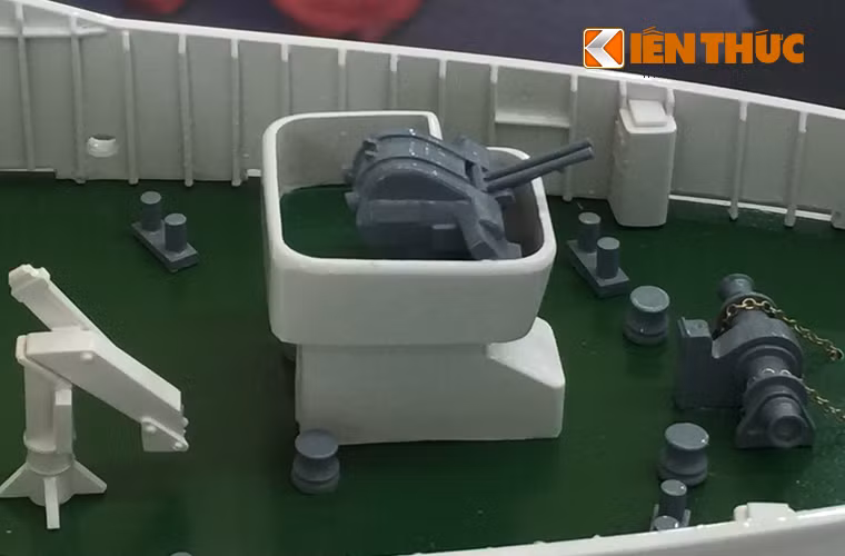 Tàu được thiết kế với 2 tháp pháo ở mũi tàu và trên nóc nhà chứa máy bay cùng 2 súng máy hạng nặng phía trước thượng tầng. Ảnh: Ụ súng máy 2 nòng trước thượng tầng.