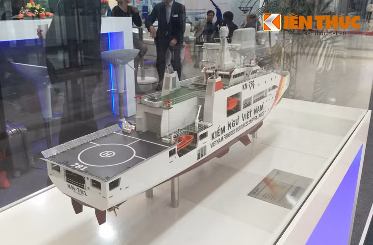 Trên tàu KN-781 có sàn đáp và nhà chứa trực thăng, cho phép mang theo máy bay trong những chuyến tuần tra dài ngày.