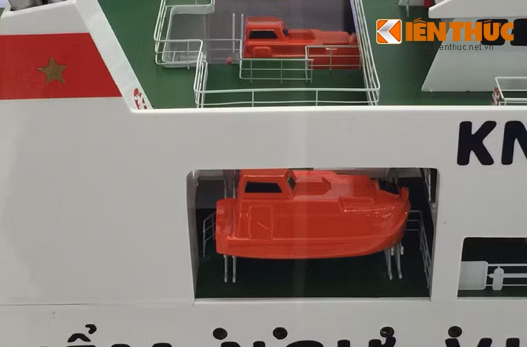 Ảnh: Xuồng cứu sinh đặt ở hai bên hông tàu.